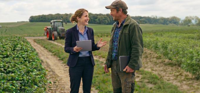 Landbouwer in gesprek met relatiebeheerder