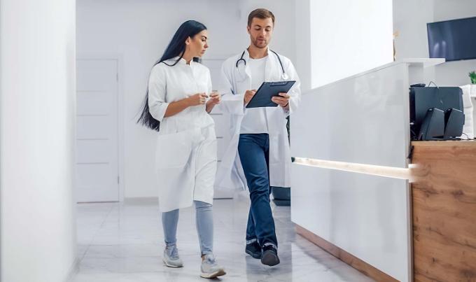 Dokters wandelen in gang 