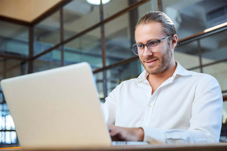 Man bekijkt fiscaal spaarplan op computer