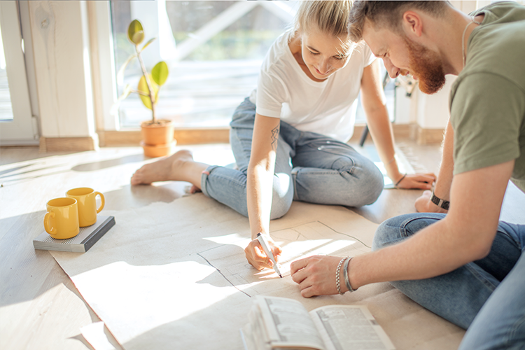 Wonen: koppel bekijkt wooncontract