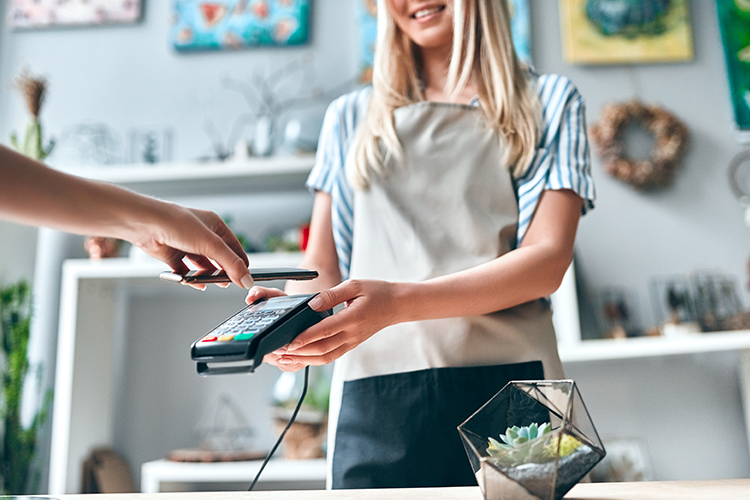 Vrouw ontvangt betaling met betaalbakje