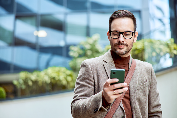 man kijkt op KBC Mobile