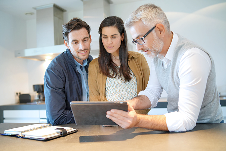 Koppel bekijkt bouwplannen