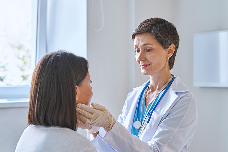 Huisarts onderzoekt patiënt