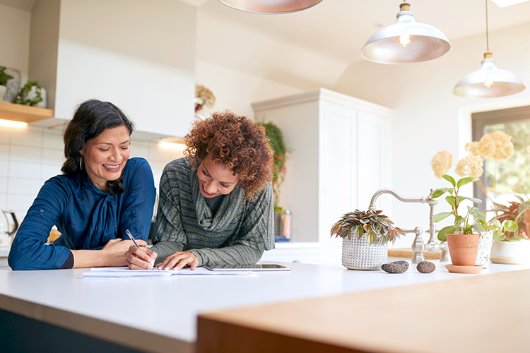 Koppel bekijkt hyptheekcontract