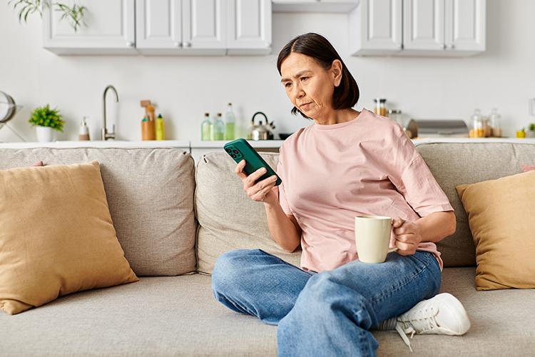 Vrouw gebruikt KBC Mobile