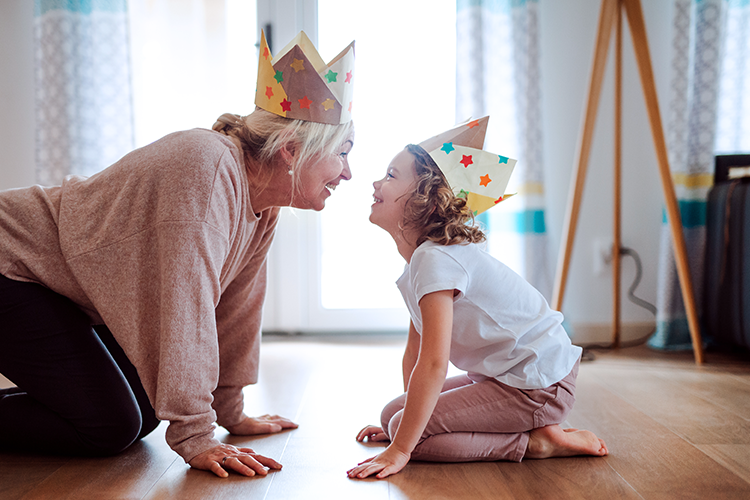 Oma speelt met kleindochter