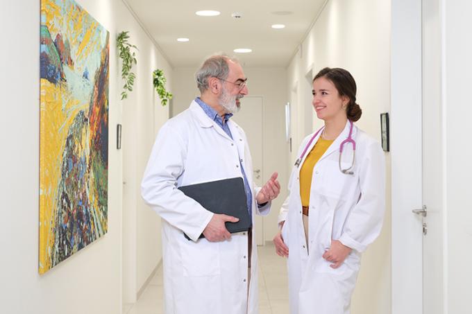 Arts geeft fakkel door aan jonge arts