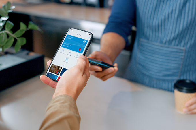 Persoon gebruikt Kate Wallet in KBC Brussels Mobile op een smartphone 