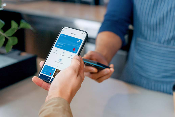 Une personne utilise le Kate Wallet dans KBC Mobile sur son smartphone 