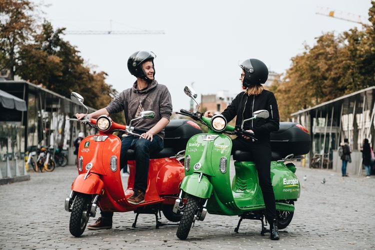 Youg couple on electric scooters to rent in Brussels scooty-brussels