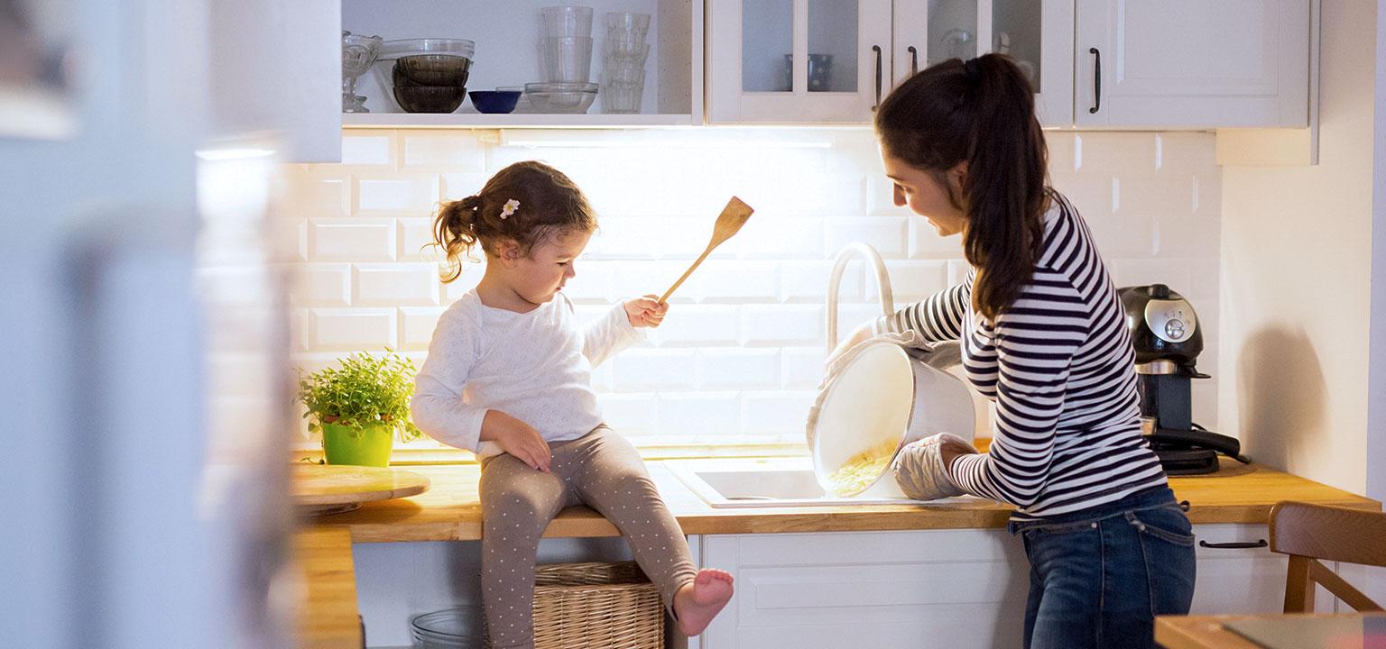 Moeder en kind samen in de keuken