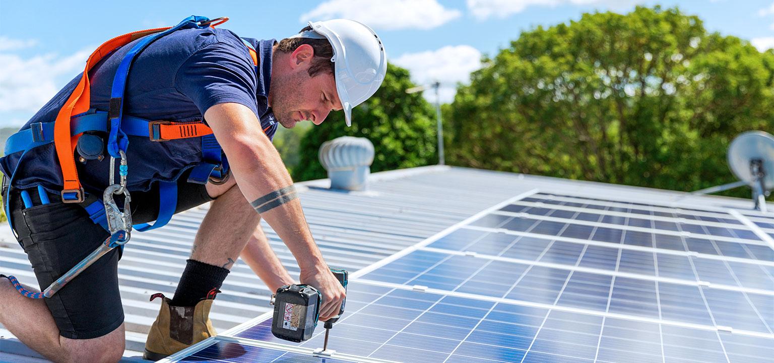 Installateur installeert zonnepanelen op dak