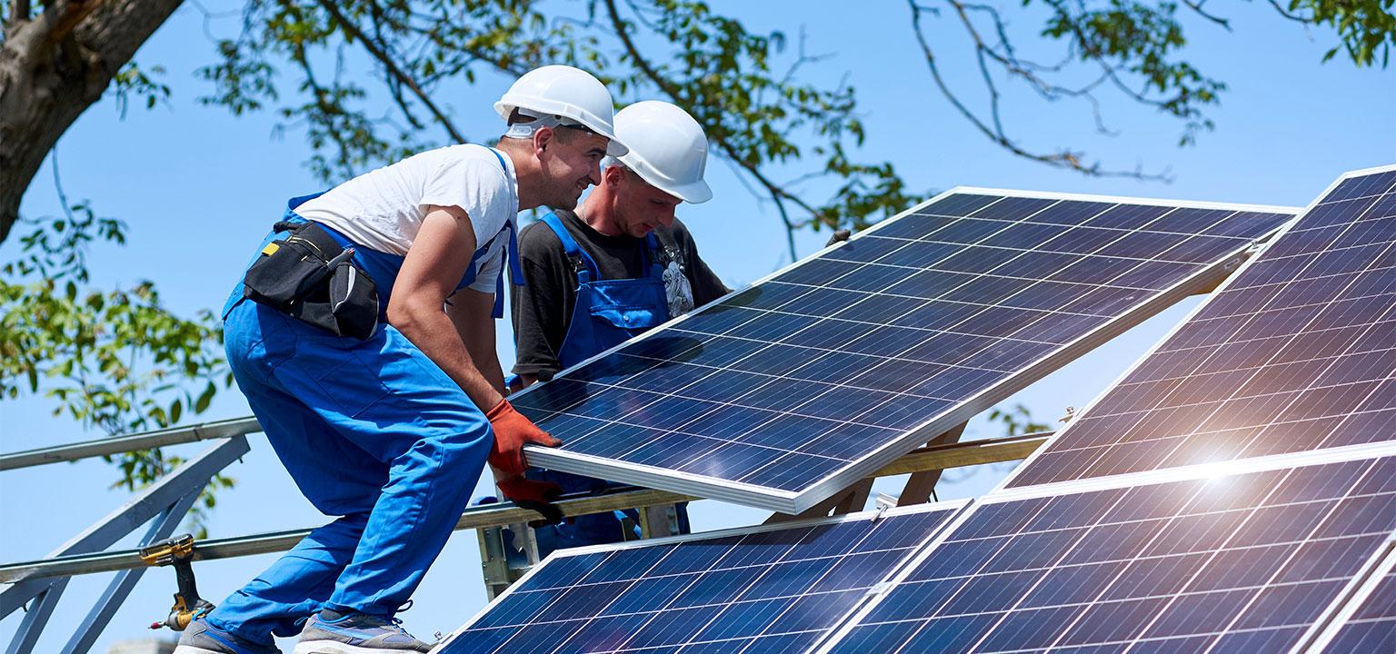 Twee installateurs plaatsen zonnepanelen