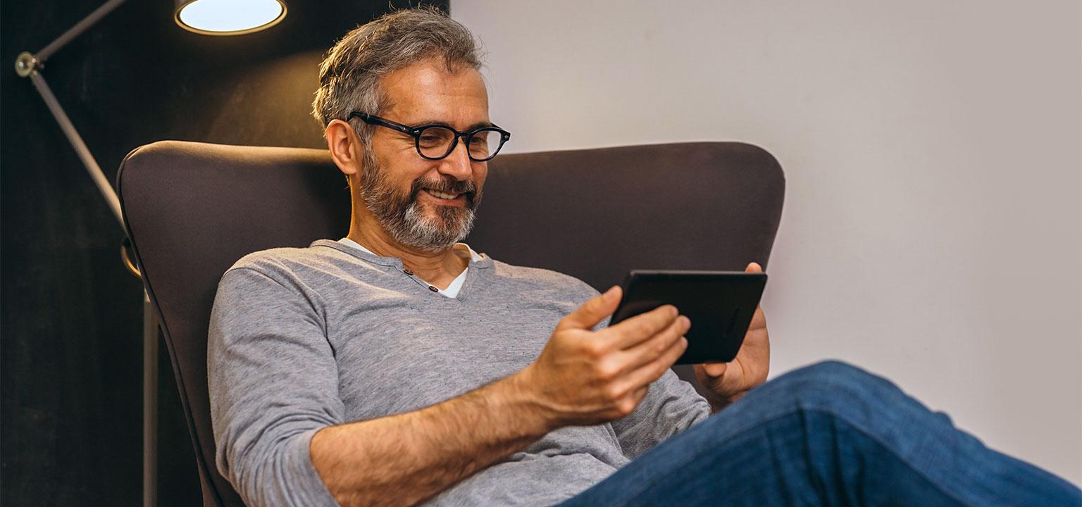 Persoon bekijkt opbrengst zonnepanelen op tablet