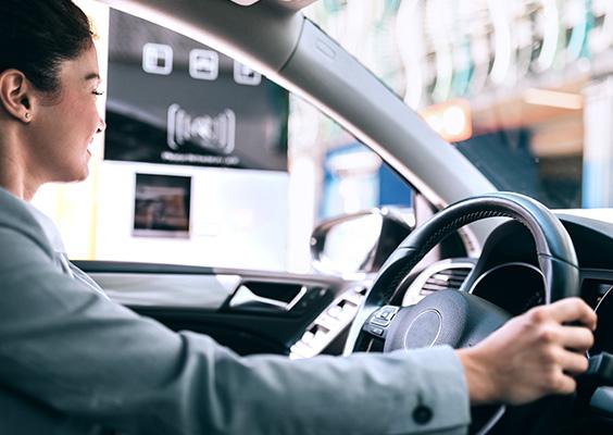 Peage of tol vrouw in auto 