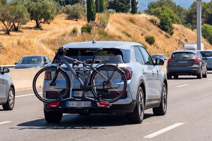 image d’une voiture avec un porte-vélo