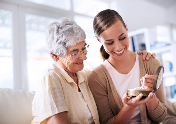 Moeder en dochter met juweel