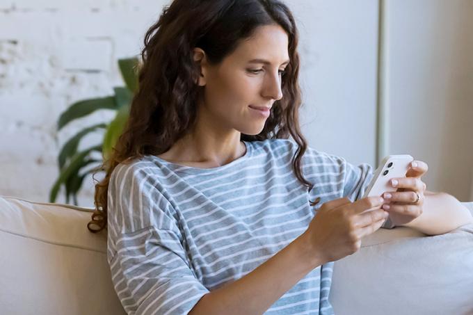 Jeune femme suivant ses investissements via KBC Brussels Mobile et KBC Brussels Touch