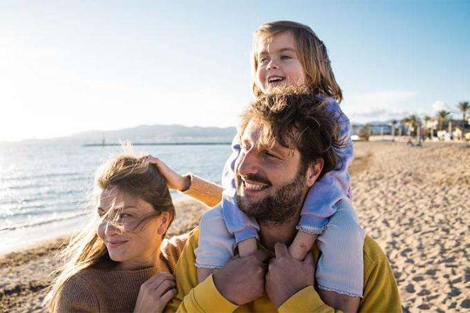 Jeune femme devant une terrasse ouvrant le Plan d'investissement KBC Brussels