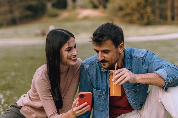Femme et homme se souriant comme illustration de la page consacrée à la branche 21 de l'assurance épargne-pension KBC Brussels Home & Pension Plan