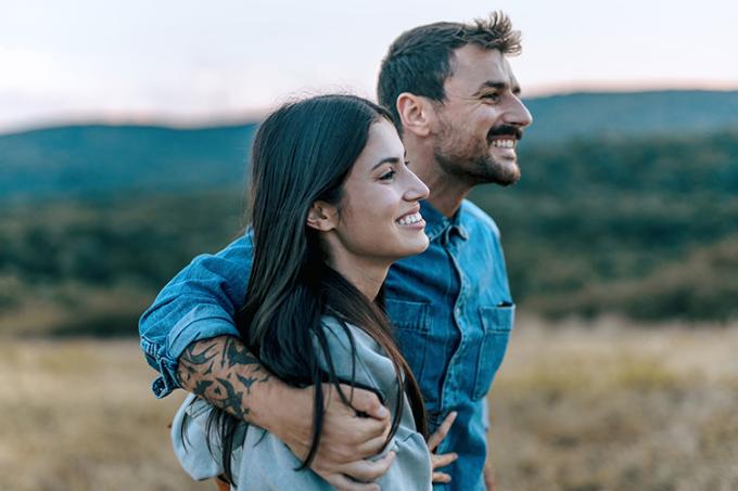 Femme et homme se souriant pour illustrer une page sur l'épargne-pension 