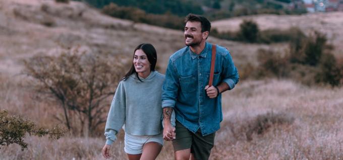 Femme et homme souriants pour illustrer une page sur le fonds d'épargne-pension