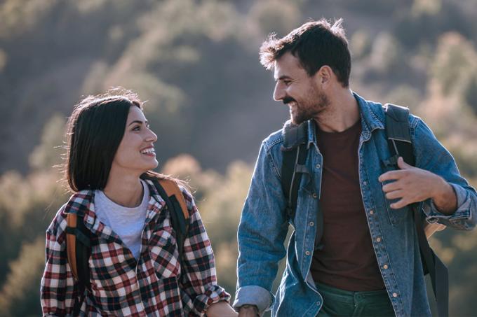 Femme et homme souriants pour illustrer la page de l'assurance épargne-pension