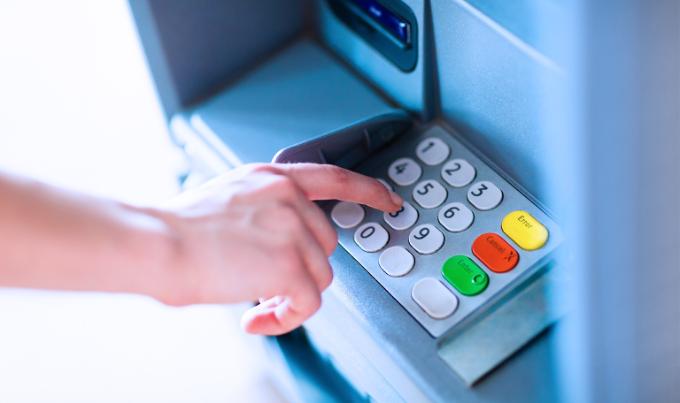 foto van een bankautomaat toetsenbord met reliëf