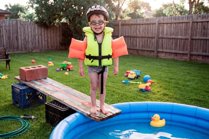 Ongevallenverzekering - kind op springplank boven kinderzwembad
