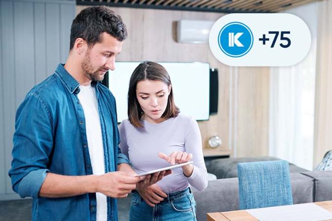 Vader en kind veranderen de temperatuur van de airco