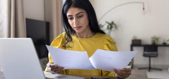 une dame consulte des documents