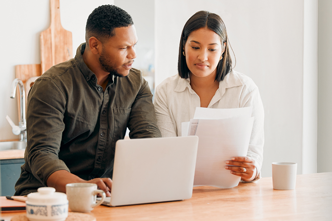 Man en vrouw zoeken op de computer meer info over epc-certificaat