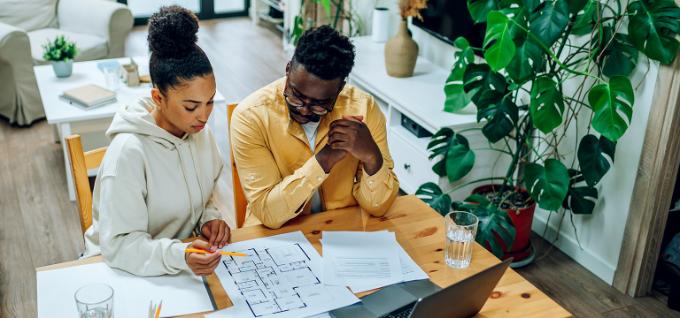 kopppel kijkt naar plannen huis