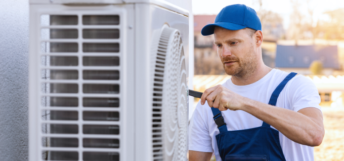 Technieker installeert een warmtepomp